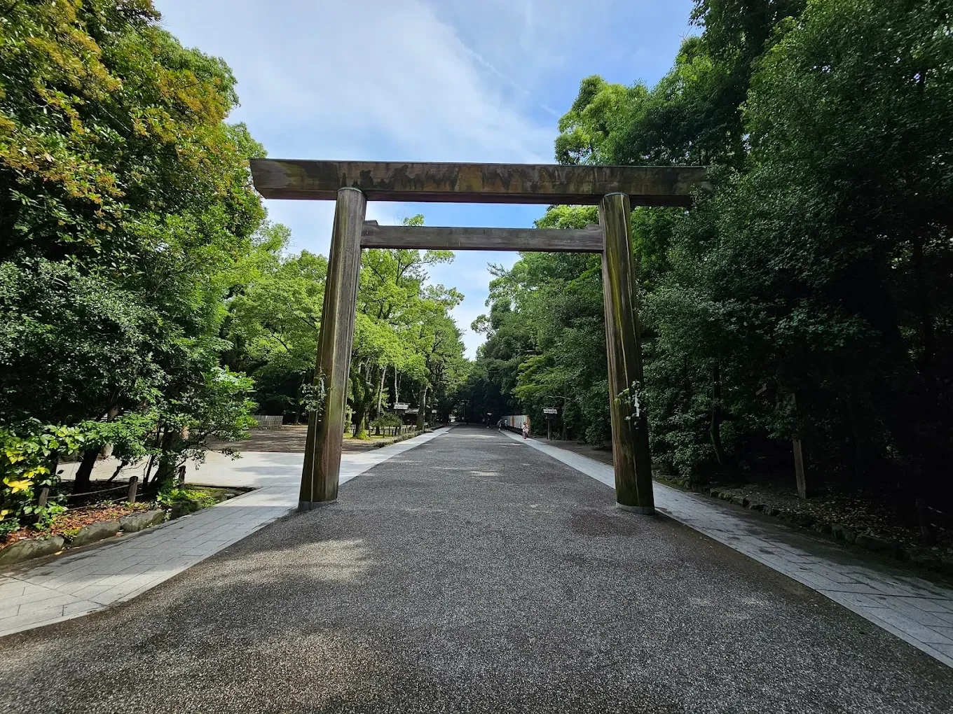 차분한 마음으로 신사를 둘러보세요.