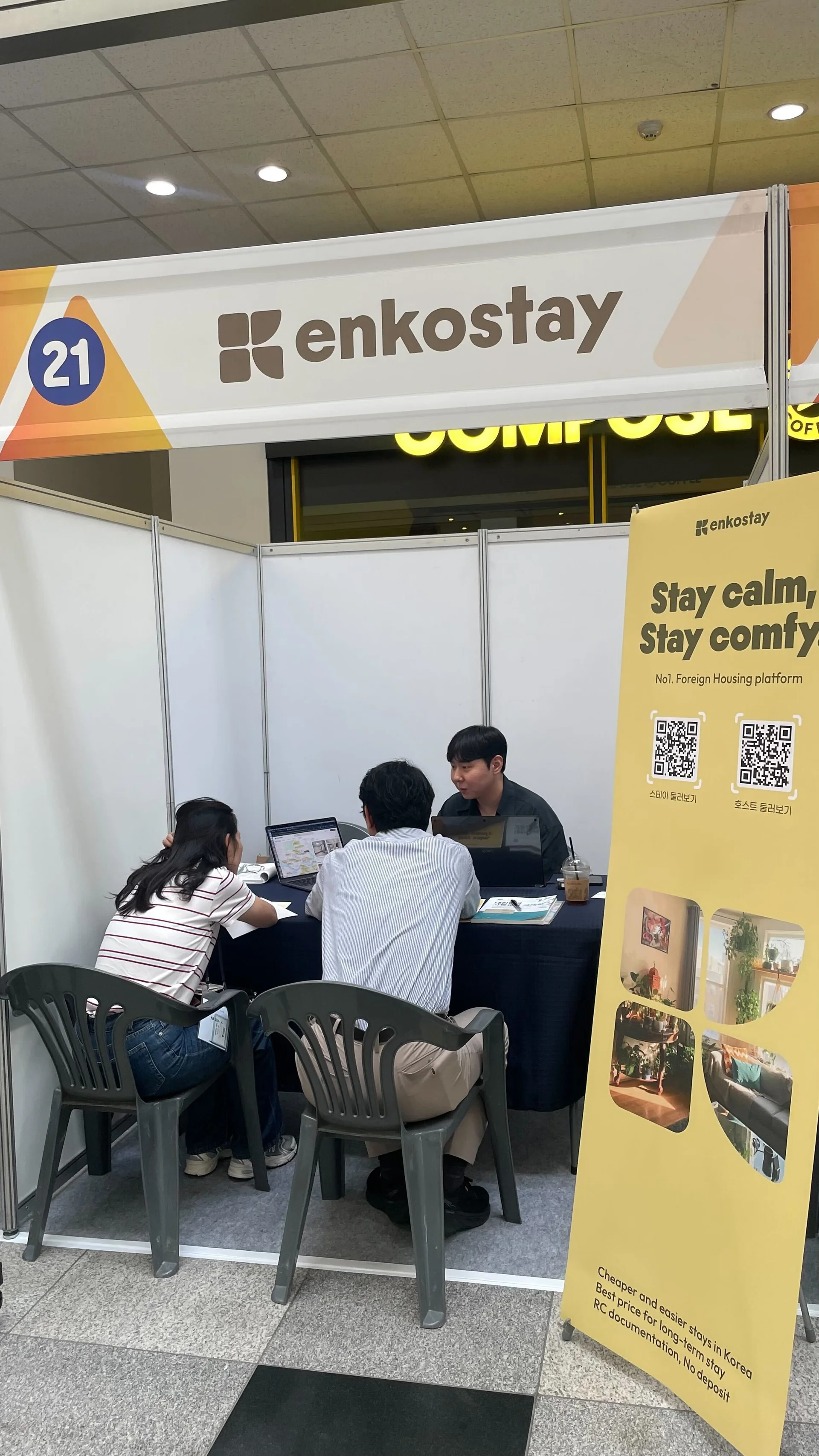 부스에서 엔코스테이 서비스에 관심을 보이는 대학교 실무자들