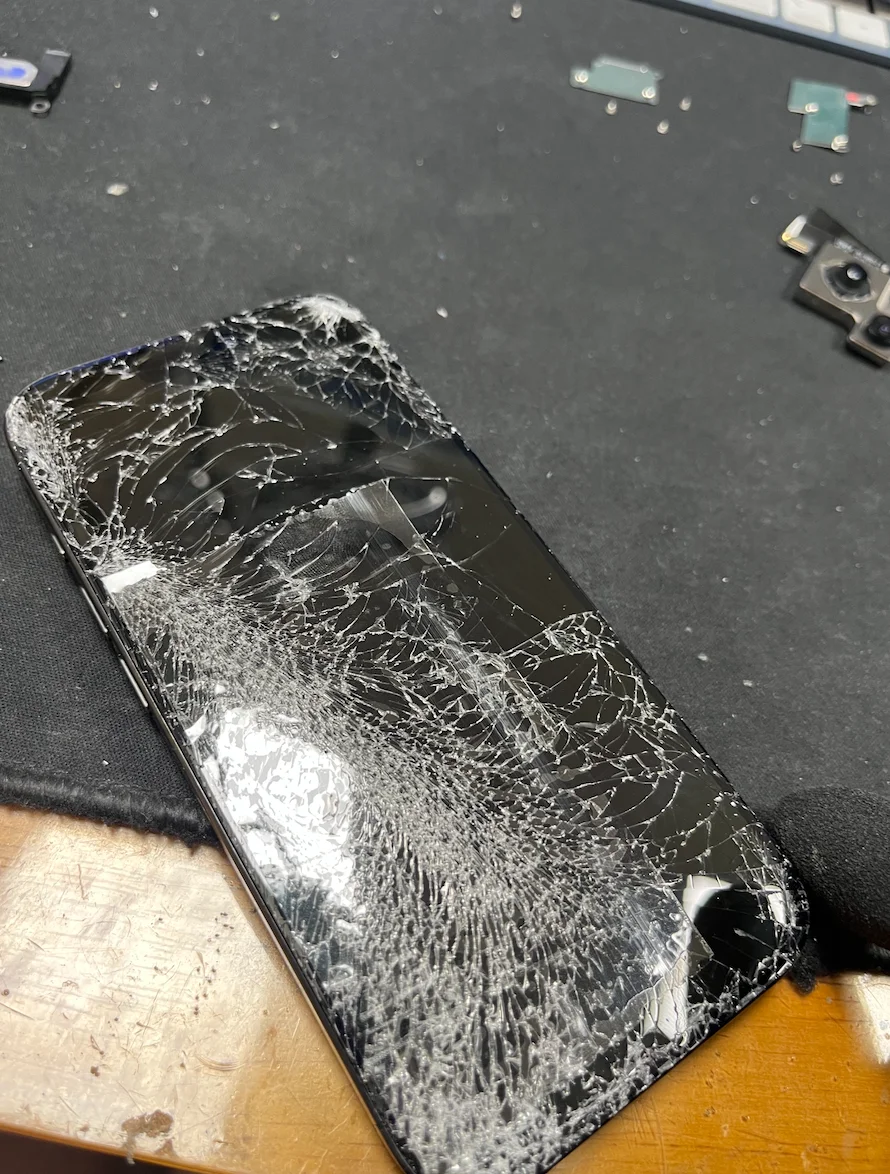 액정 깨진 폰