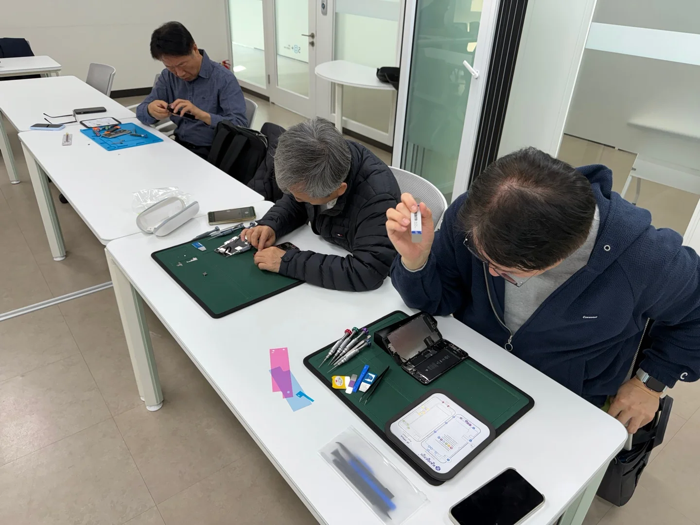 폰수리를 배우고 있는 시니어 