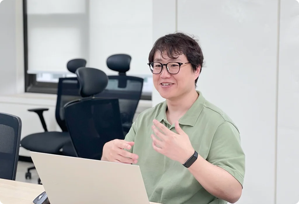 인터뷰 중인 블룸에이아이 CISO 헨리