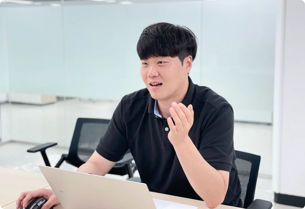 인터뷰 중인 블룸에이아이 IT 기획팀 한스