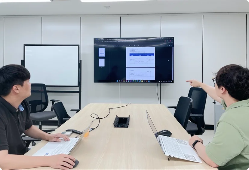 프로젝트 보고서를 검토 중인 블룸에이아이 IT 기획팀