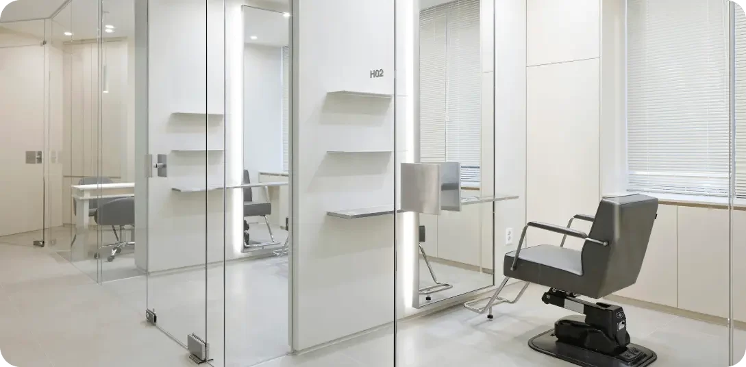 아데르 공유미용실 디자이너 개별 시술 룸, 유리 파티션과 독립 좌석 구조