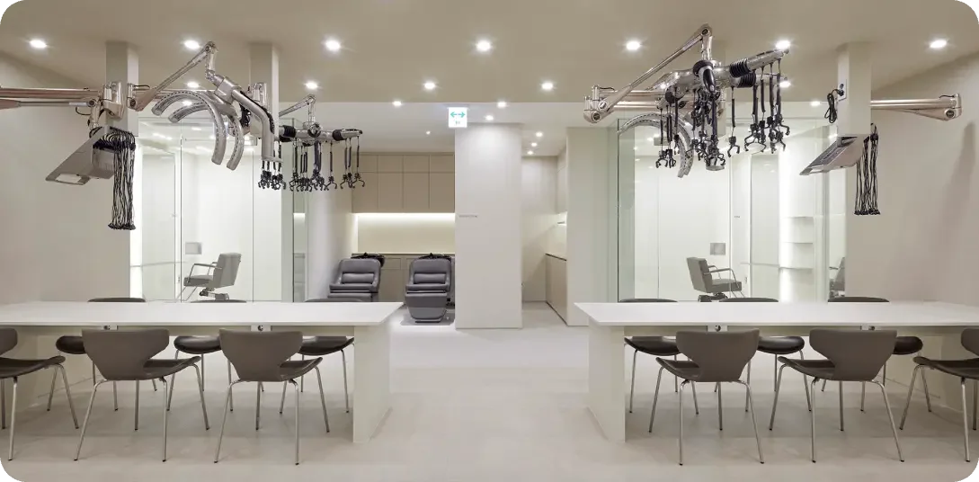 공유미용실 아데르의 공용 시술 공간, 드라이기 암과 테이블로 구성된 현대적인 인테리어