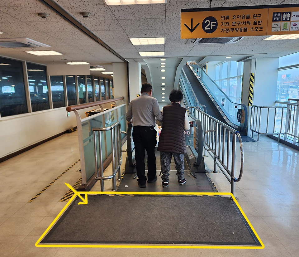 우천 시 출입구 미끄럼사고 예방을 위한 접착식 플로어 매트 설치 모습