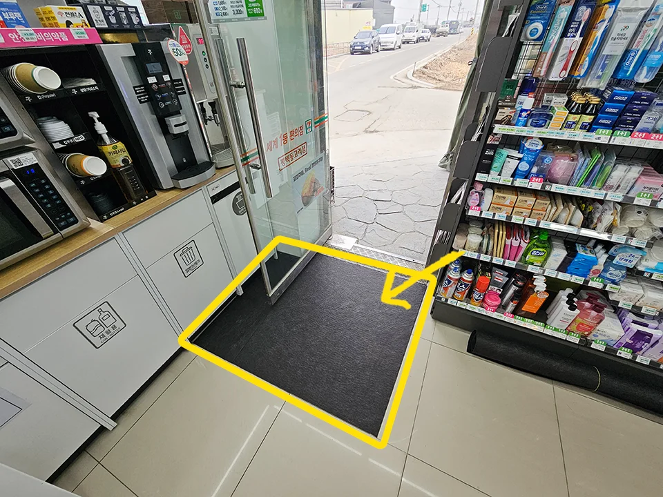협소한 편의점 출입구에 접착식 저프로파일 매트 적용으로 보행 안전 확보