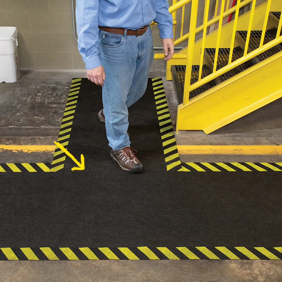  물류센터 통로에 고대조 색상 매트와 표식으로 보행·장비 레인을 분리한 모습