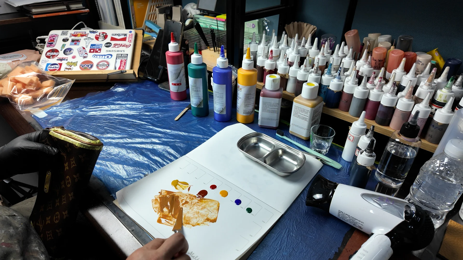 명품수선 조색하는 모습