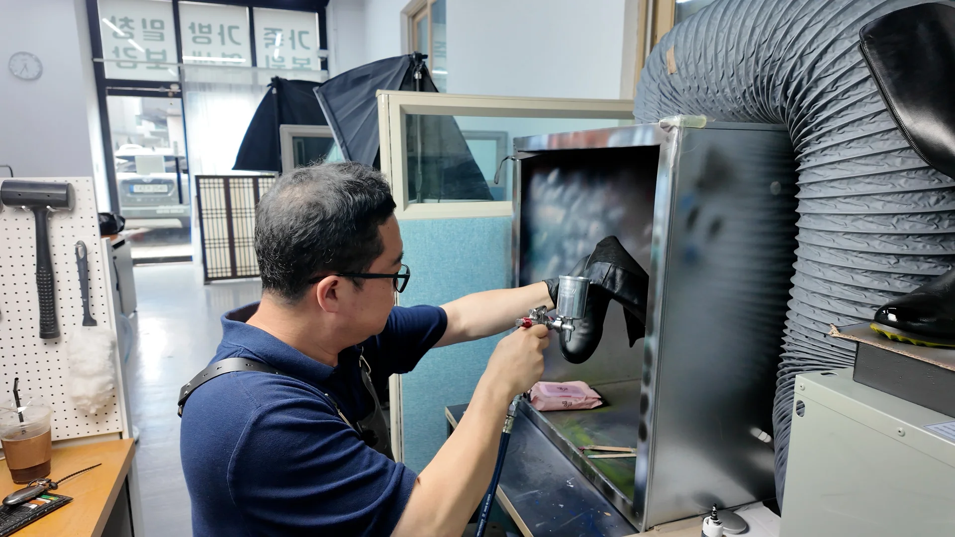 명품수선하는 모습