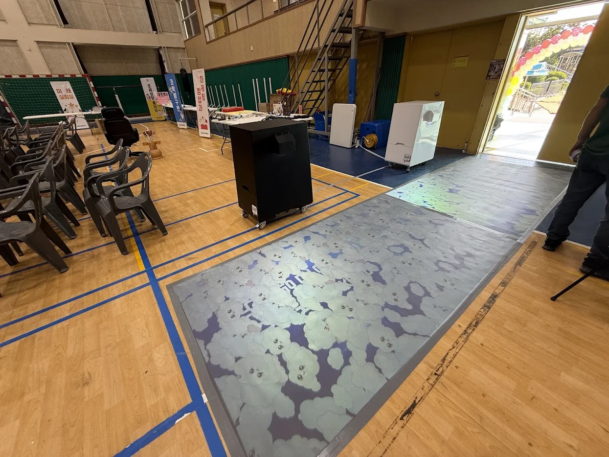 2025 여강 중학교 학술제 입구에 설치된 디지털 구름길