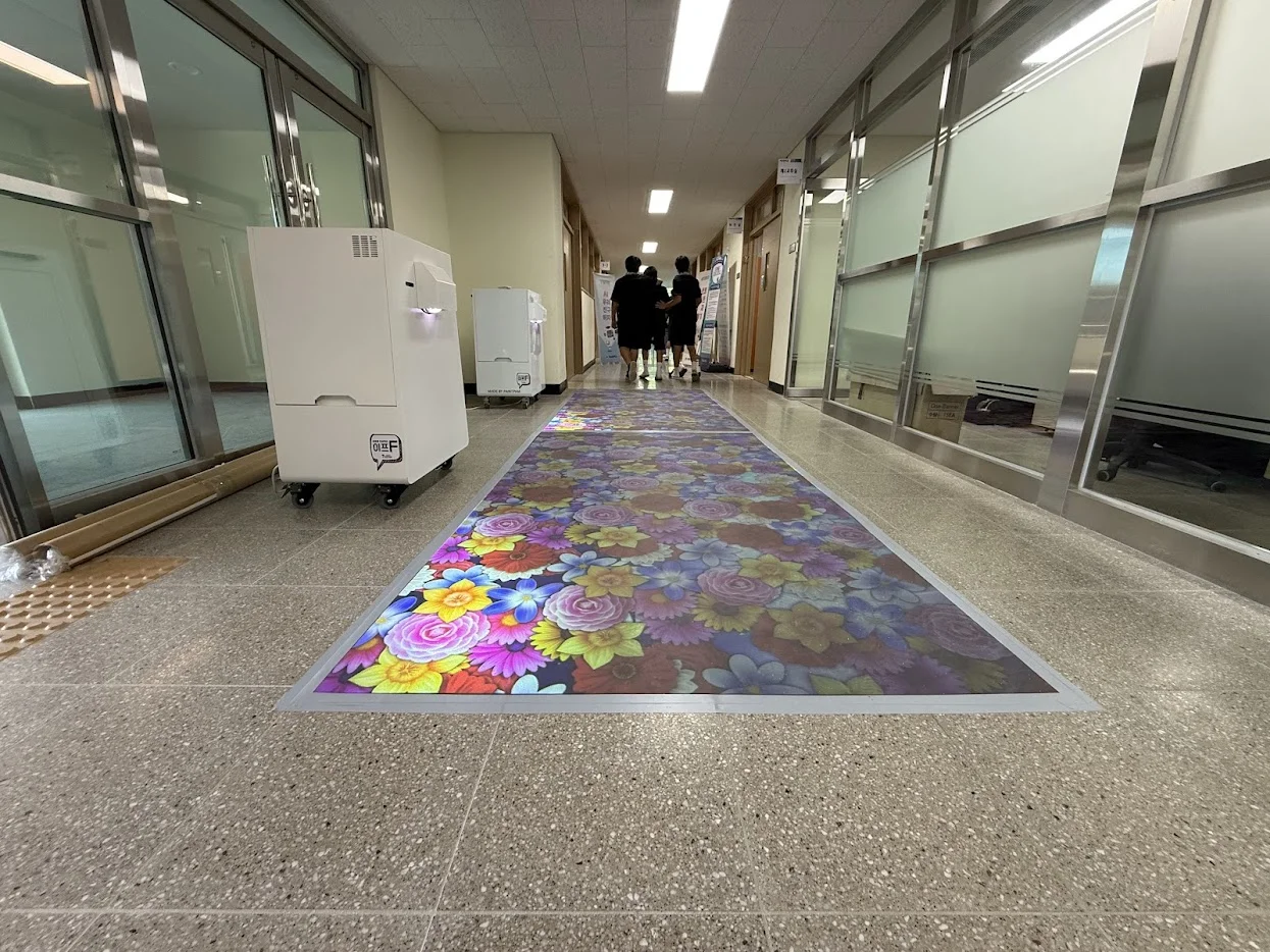 2025 여강 고등학교 학술제 입구에 설치된 디지털 구름길