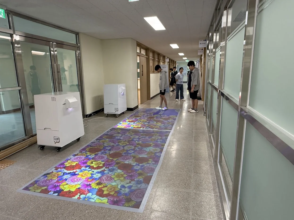 2025 여강 고등학교 학술제 입구에 설치된 디지털 구름길