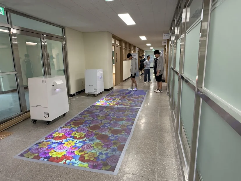 2025 여강 고등학교 학술제 입구에 설치된 디지털 구름길