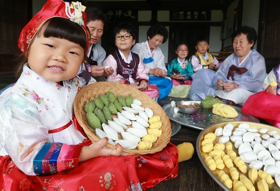 Making Songpyeon (traditional Korean rice cakes) at the Hadong Jeong Clan Old House in Gaepyeong Hanok Village, Hamyang.