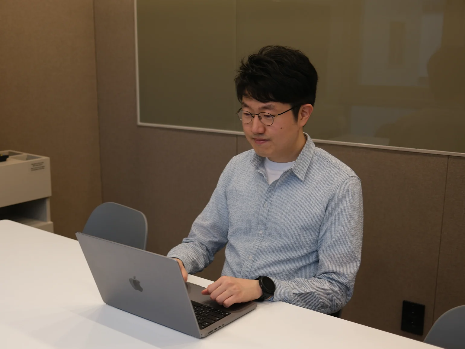 후야호 전민영 대표가 회의실에서 노트북을 보며 업피플 인터뷰에 답변하고 있다.