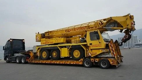 이동식 크레인을 저상 트레일러에 실은 모습