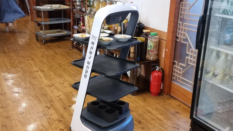 <img src="servingrobot.jpg" alt=" 서빙로봇" />