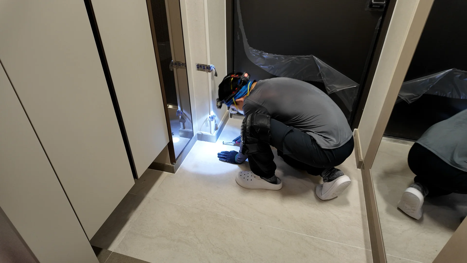 줄눈 시공하는 모습