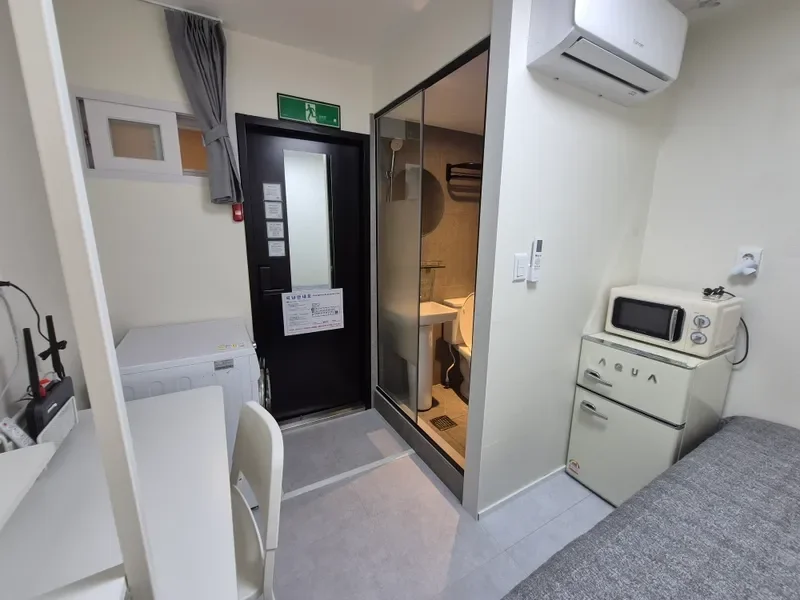 host kage's room tour image