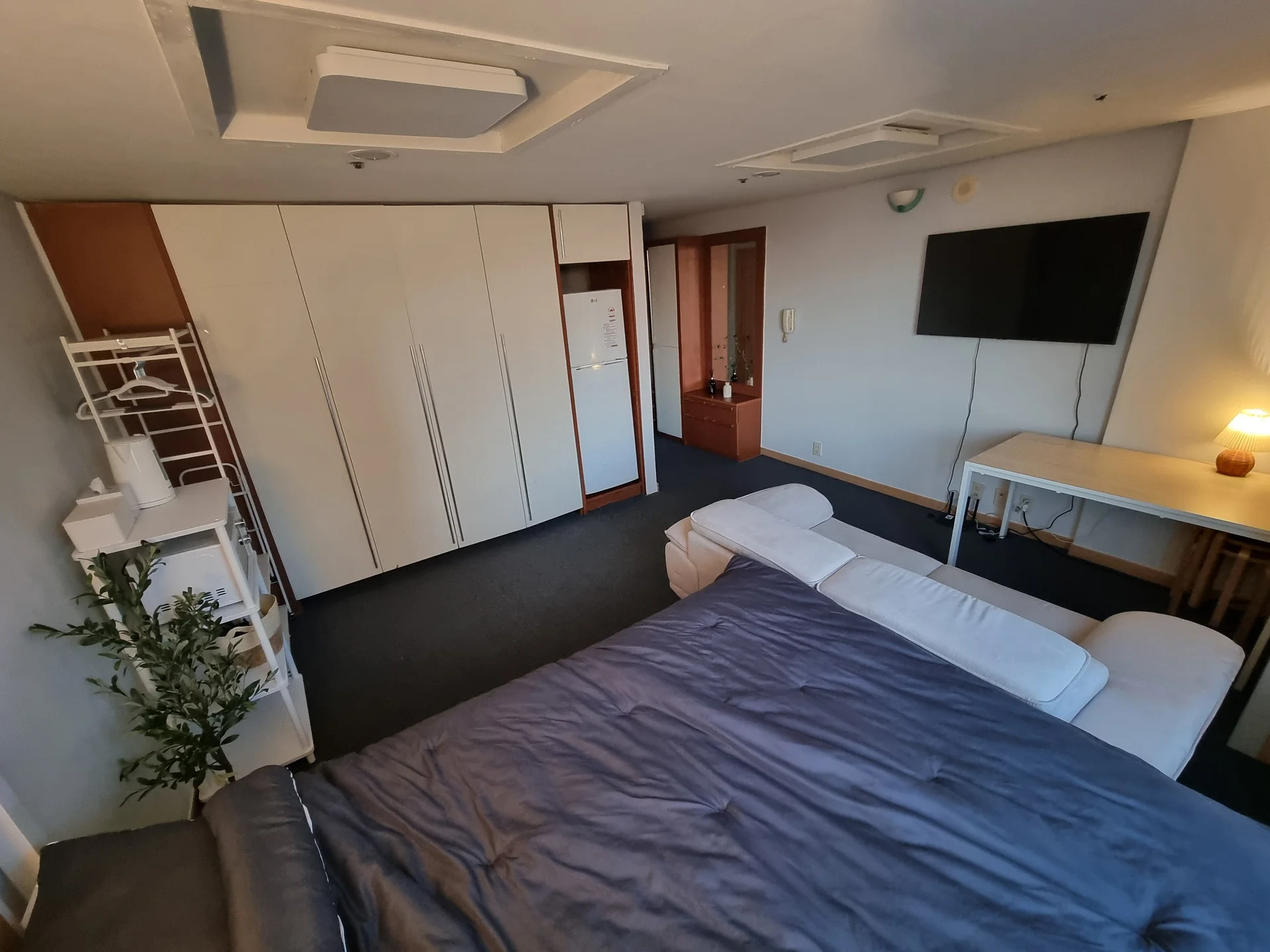 [1min to Hongik Univ. Station] Snug and Safe Studio