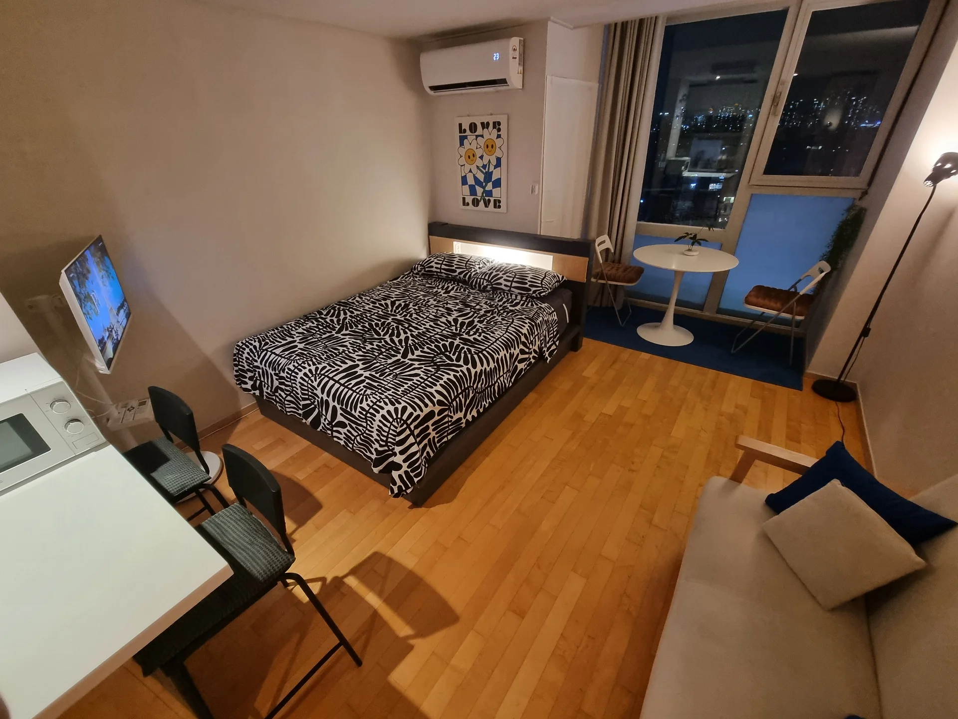 [1min to Hongik Univ. Station] Snug and Safe Studio
