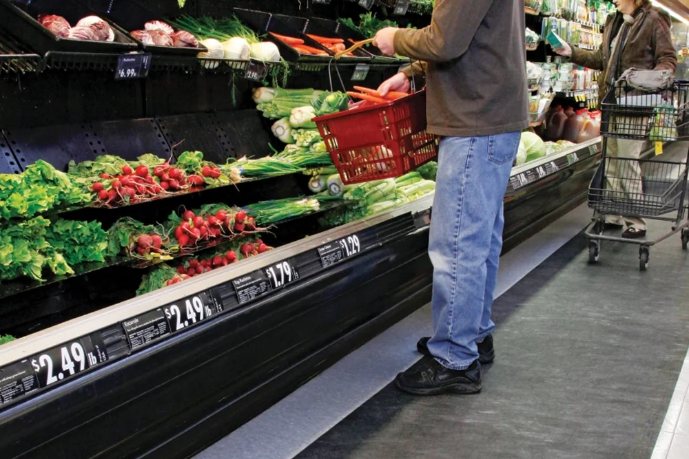 동선 전체에 적용된 접착식 플로어매트로 복도 미끄럼 위험을 낮춘 사례