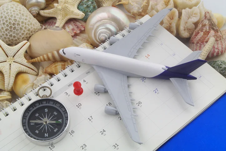 Q. 퇴사 시 마이너스연차 사용분을 급여나 퇴직금에서 공제할 수 있나요?  A. 원칙적으로 불가능합니다. 퇴사 시 마이너스 연차 사용분을 임의로 공제하게 될 경우 근로기준법에 위반될 수 있습니다.   다만,  1. 특별한 규정이 있는 경우  2. 임금 과지급에 해당하는 경우에는   공제가 허용될 수 있습니다. (근로기준법 43조)  따라서 기업은 반드시 사전 동의 절차와 취업 규칙 등으로 명확히 조건을 규정해야합니다.  ​  ​  Q. 회사가 마이너스연차 신청을 거부할 수 있나요?  A. 네. 마이너스연차는 법적 권리가 아니라 기업 복지이므로, 회사 재량으로 승인 여부를 결정할 수 있습니다.   다만 운영 기준이 불명확하면 형평성 논란이 생길 수 있어, 규정을 명확히 정하는 것이 필요합니다.  ​  ​  Q. 신입사원이 발생 연차보다 더 사용했을 경우, 주휴수당도 공제할 수 있나요?  A. 아닙니다. 주휴수당(근로기준법 제55조)은 연차와 직접적인 연계가 없으며, 소정근로일을 개근했는지가 지급 요건입니다.   회사의 승인 아래에 마이너스 연차를 사용한 경우 결근으로 볼 수 없으므로 주휴수당을 공제할 수 없습니다.  ​  ​  Q. 마이너스연차 남용을 막으려면 어떻게 해야 하나요?  A. 핵심은 명확한 규정과 기록 관리입니다.   대상과 사용 한도 설정  승인 절차 마련  HR 시스템을 통한 연차 관리 자동화  이 세 가지를 통해 남용 가능성을 줄일 수 있습니다.  ​  ​  Q. 노무 리스크를 예방하려면 어떤 준비가 필요할까요?  A. 가장 중요한 것은 사전 동의 확보와 정확한 정산 기준 적용입니다. 근로자가 동의하지 않은 공제는 불법으로 간주될 수 있으며,   연차 관리 과정에서 발생 가능한 연차 산정 오류나 기록 불일치도 분쟁으로 이어질 수 있습니다. 따라서 시스템 기반 자동 계산을   활용하는 것이 안전합니다.