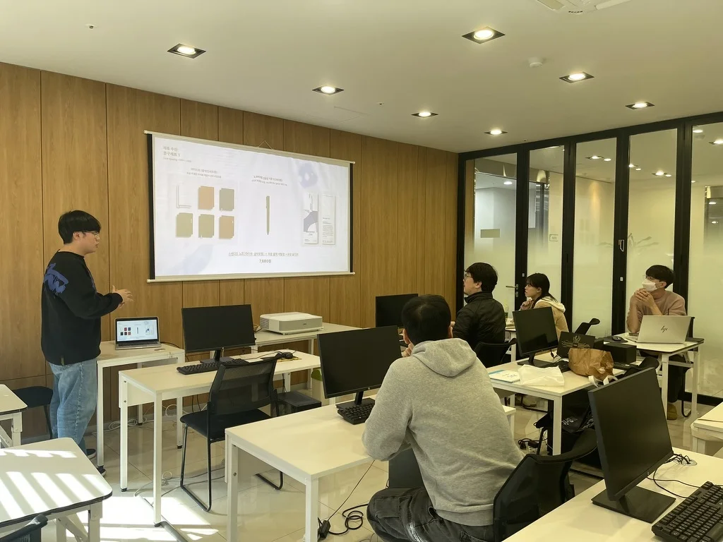 팀원들과 회의를 진행하는 브랜드부스트 김효재 대표