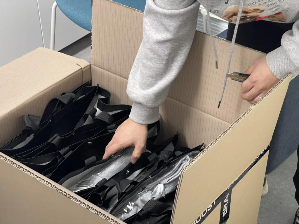 제작이 완성된 제품을 확인하고 있는 브랜드부스트 팀원의 모습 