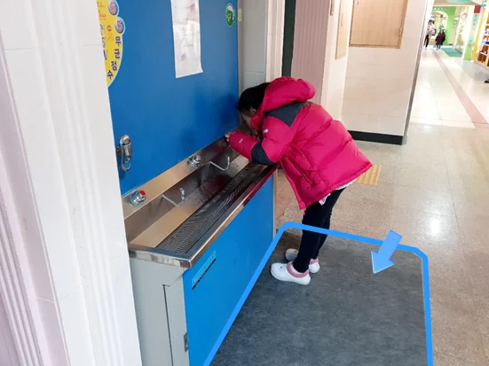 정수기 앞 상시 습윤 구역, 접착식 플로어 매트가 물기를 흡수해 미끄럼 예방