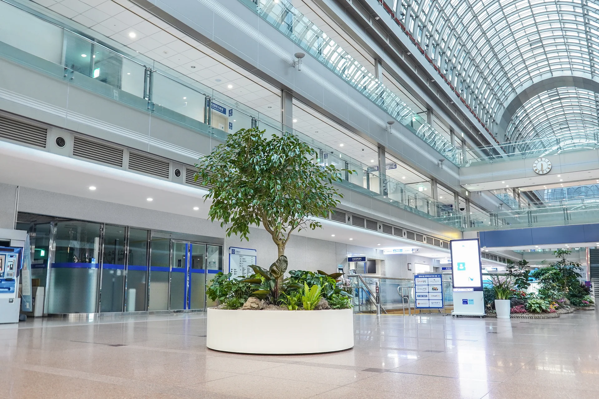 병원 로비에 배치된 원형플랜터 야간 모습