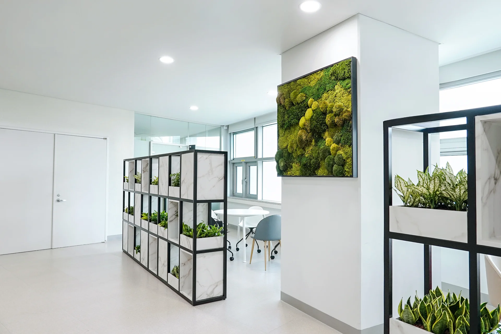 렉과 모스아트를 활용한 라운지 인테리어로 구역을 형성하였다.