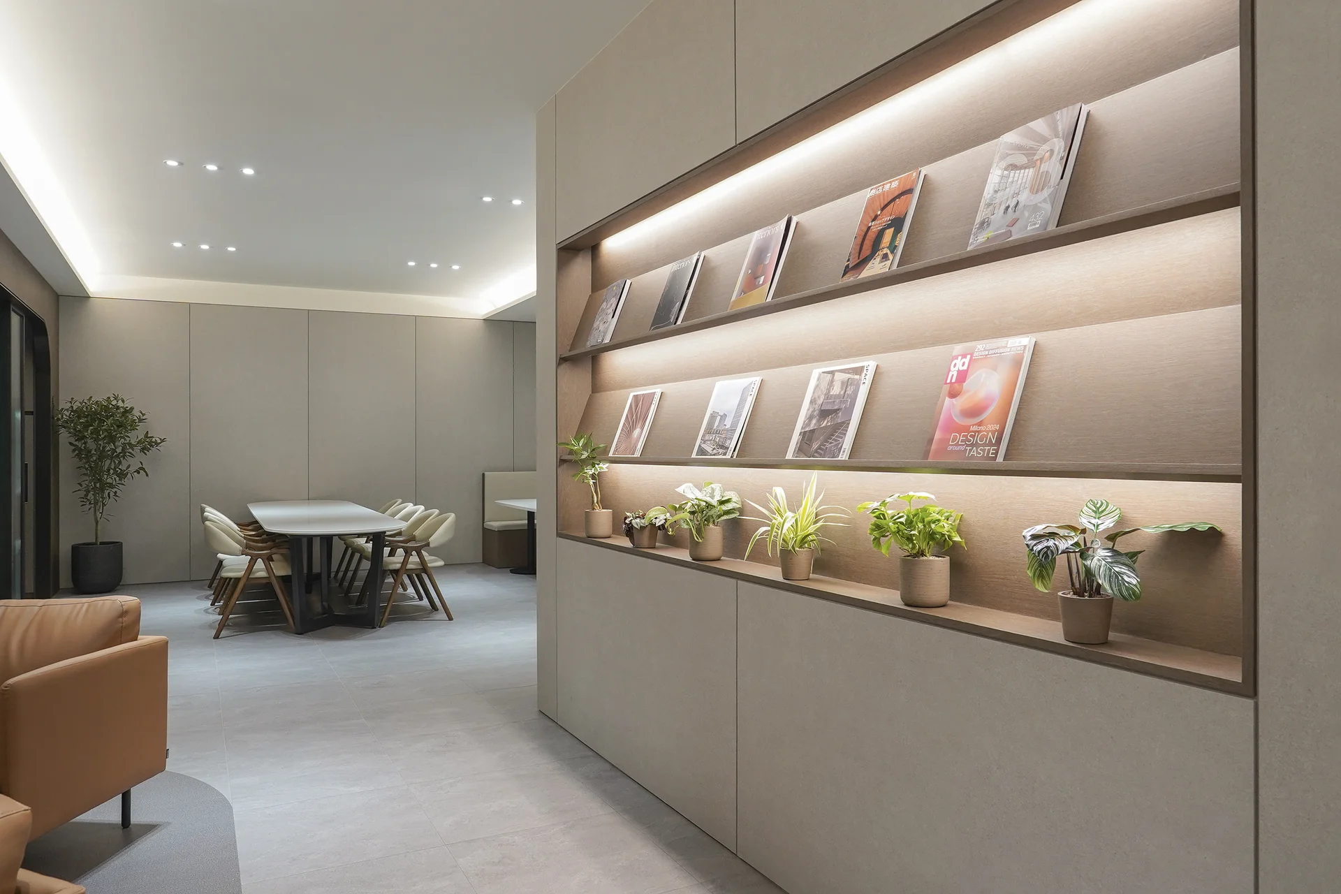 소형 화분으로 아기자기함을 더한 라운지 인테리어