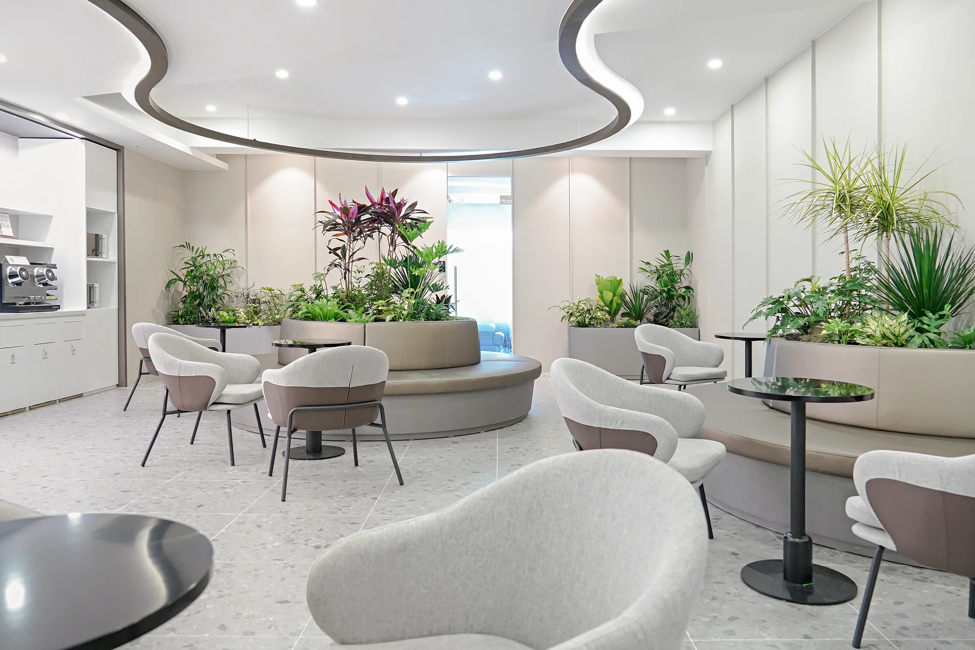 라운지에 연출한 퍼니처가든의 모습으로 벤치 형태를 띄고 있다.