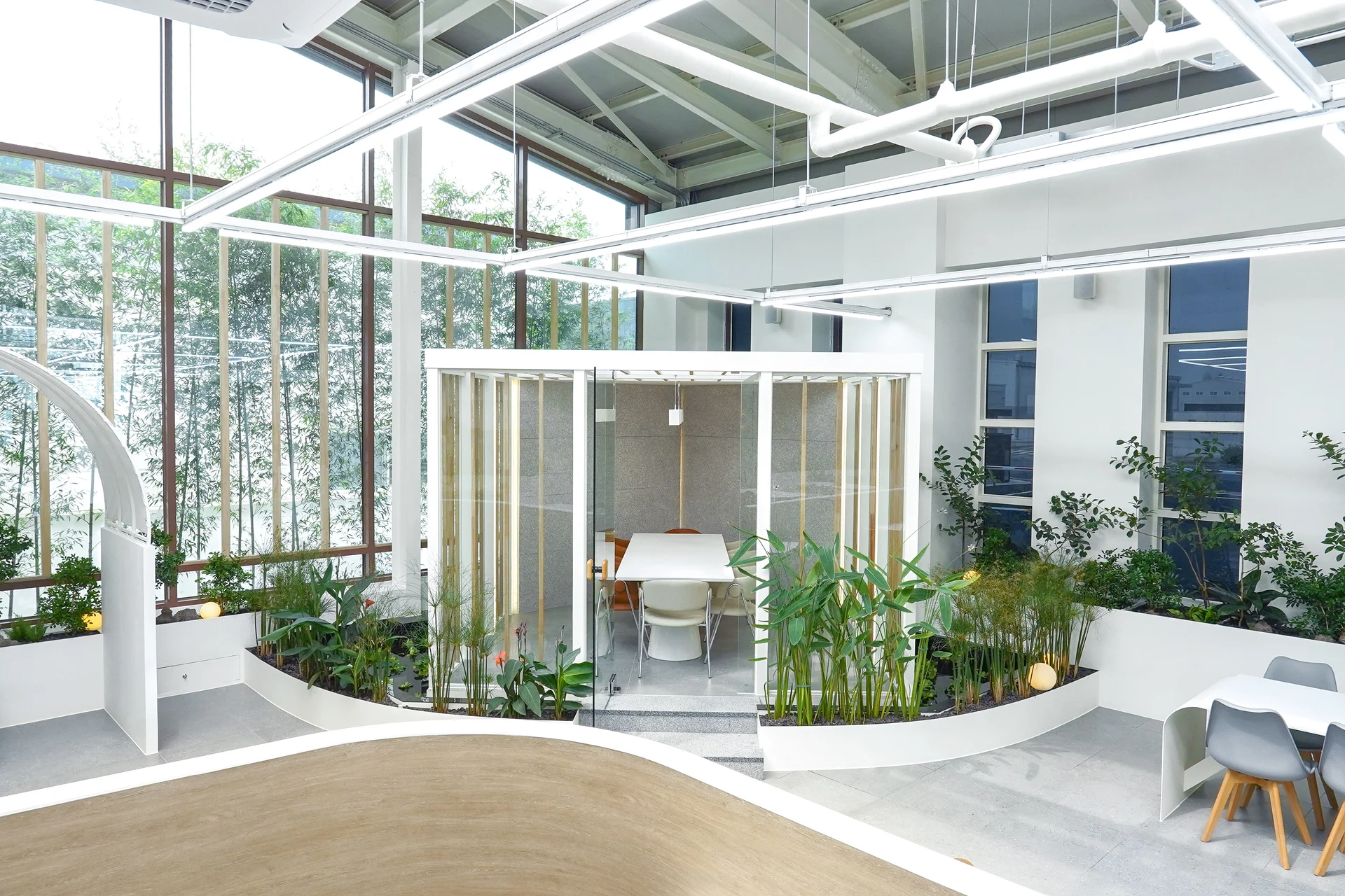 vip룸 주변에 실내에서 자라는 수생식물을 활용한 플랜테리어로 색다른 분위기를 형성하였다