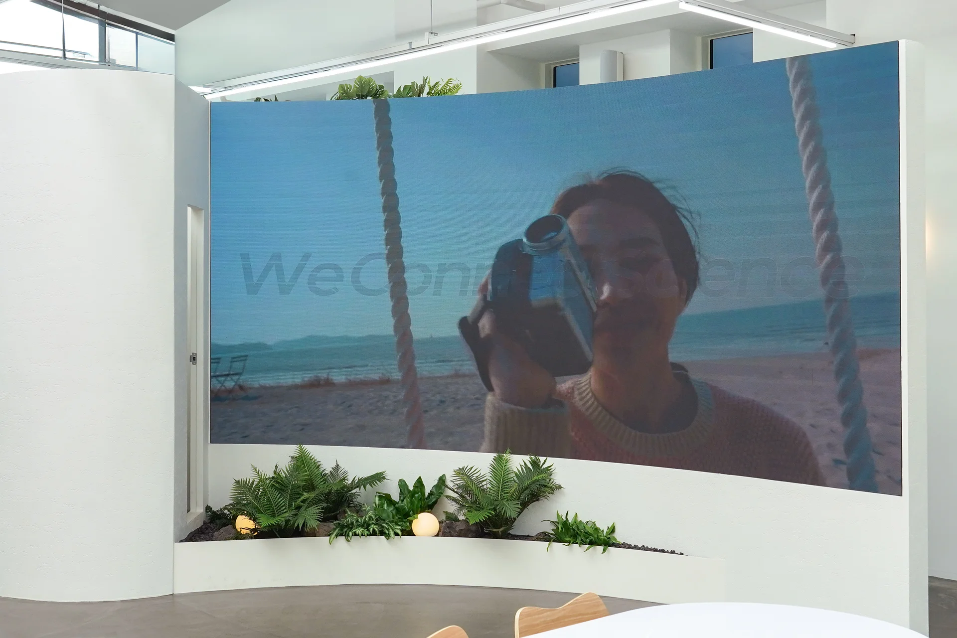 led 화면 아래에 이끼를 활용한 플랜테리어를 연출했다.