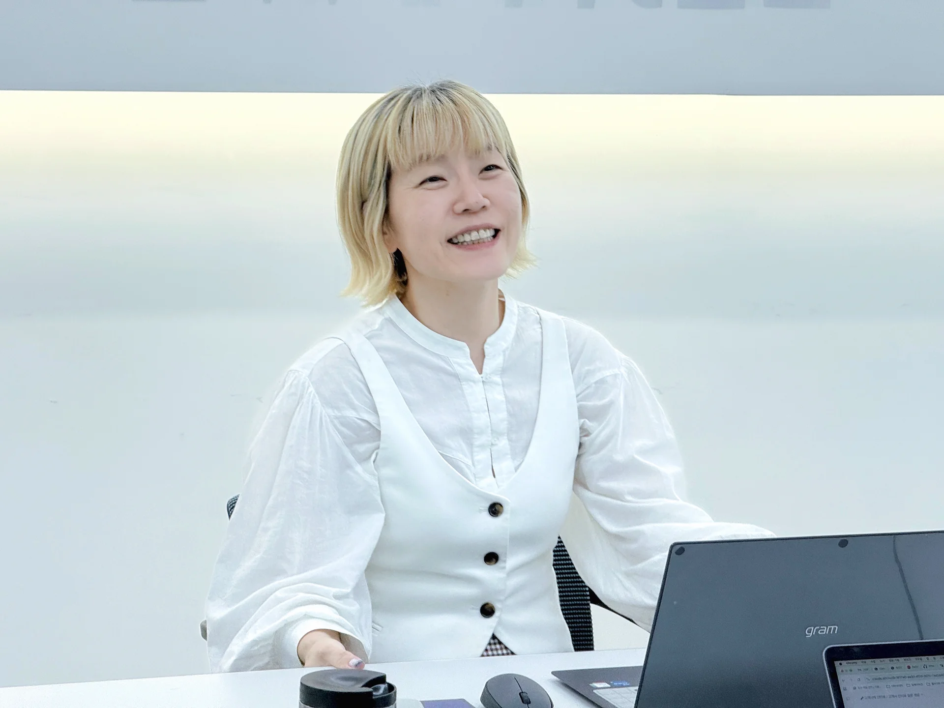 듀이트리 강수정 대표님이 인터뷰에 응하며 환하게 미소짓고 있다.