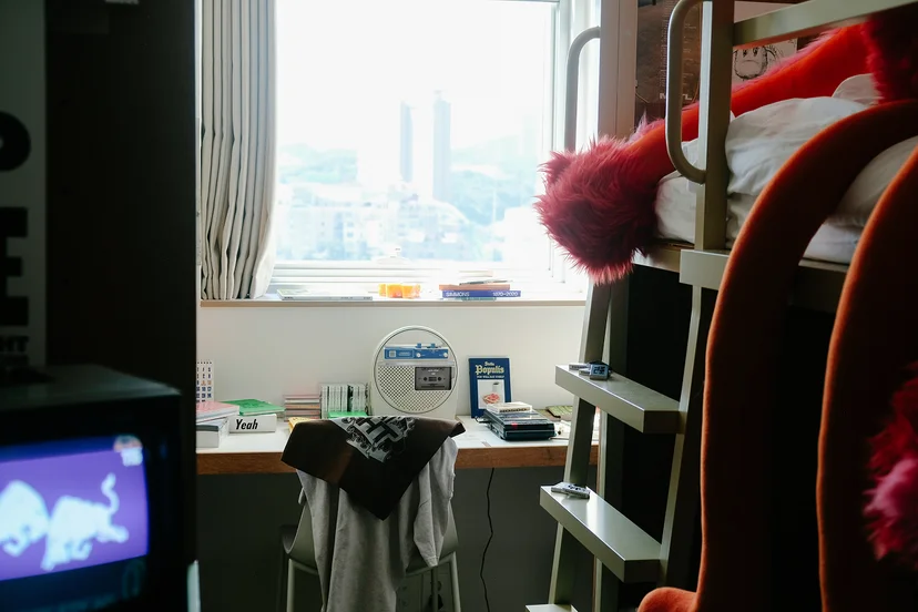 맹그로브 동대문 장기 숙박 Bunk 객실 전경 – 창가 책상과 의자가 있는 2층 침대 구조의 코리빙 공간으로, 도시 전망과 함께 장기 체류 고객이 업무와 휴식을 모두 누릴 수 있는 아늑한 객실.
