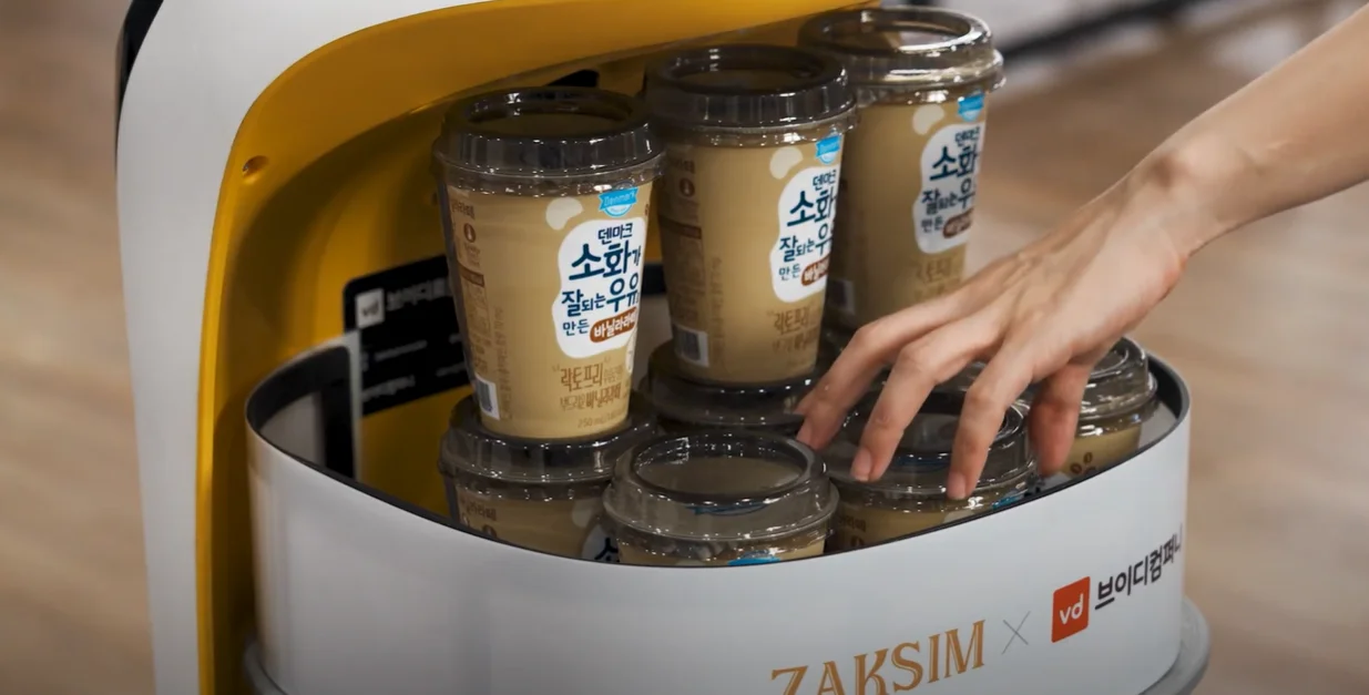 작심 스터디카페에서 음료를 배달하는 광고로봇