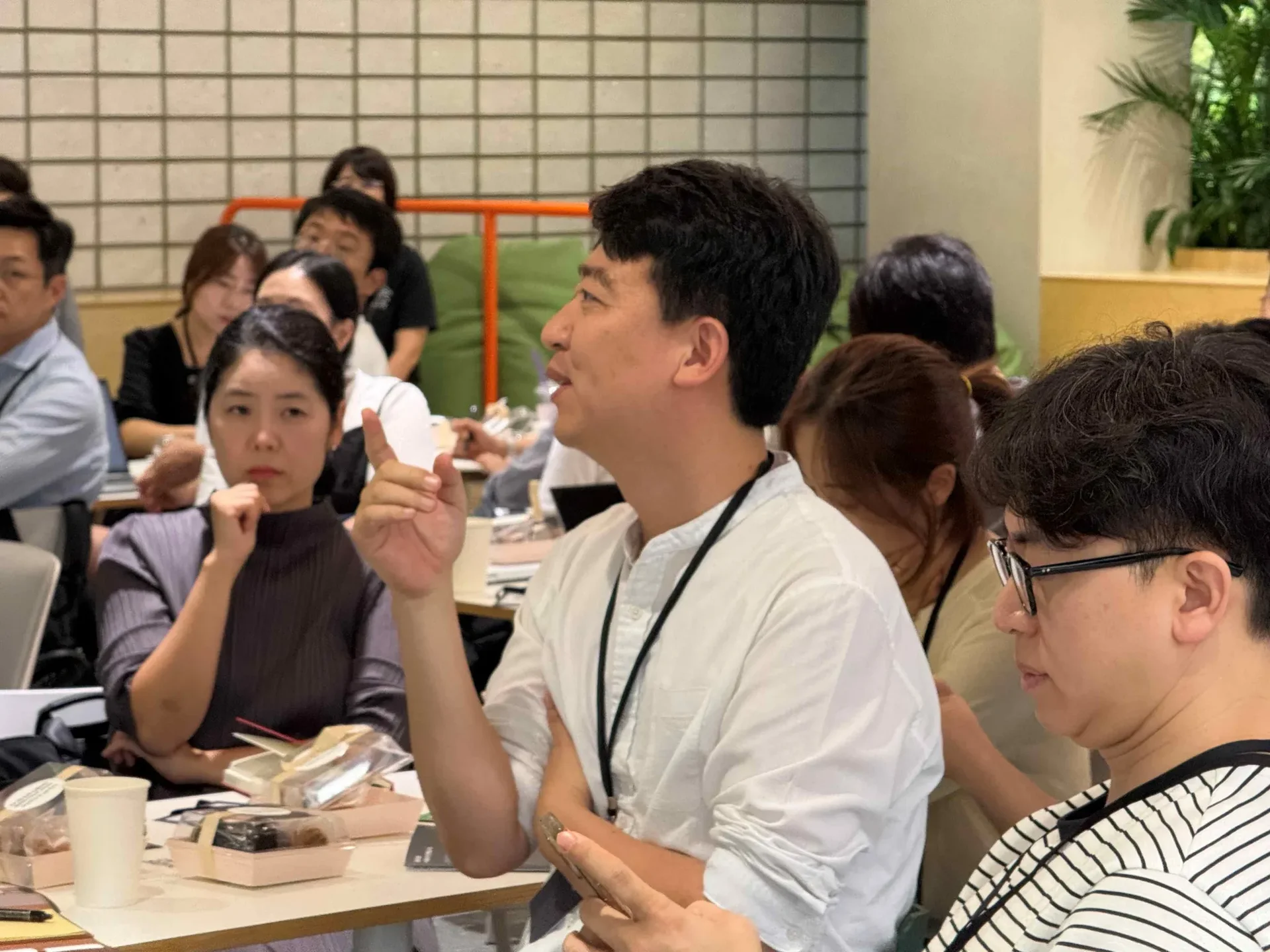 질문하는 세미나 참여자