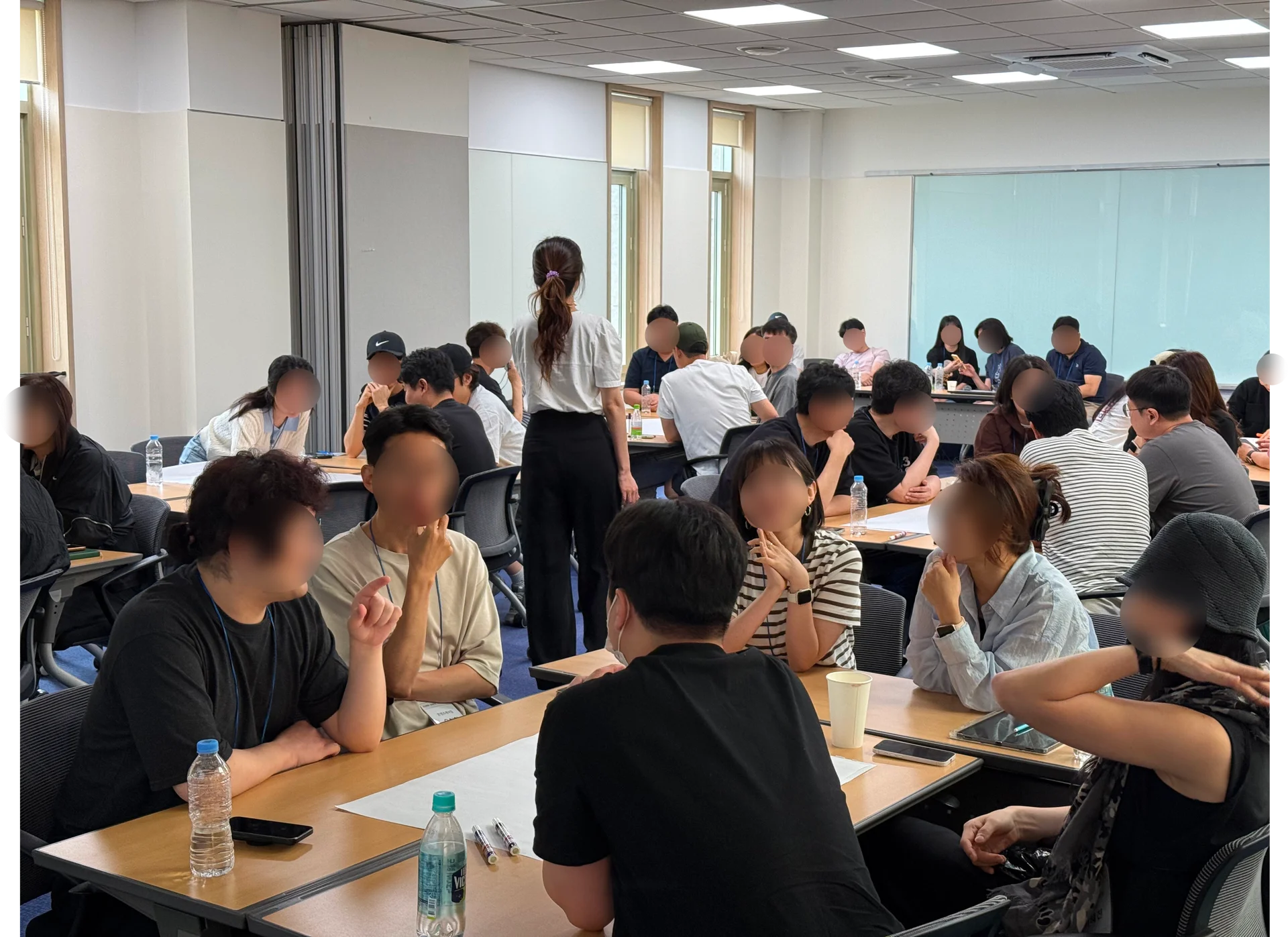 리더십 교육에 참여한 아이코닉스 직책자들이 조별로 모여 앉아 웃으며 각자의 의견을 펼치고 있다.