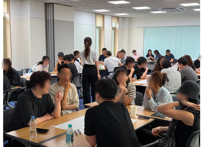 리더십 교육에 참여한 아이코닉스 직책자들이 조별로 모여 앉아 웃으며 각자의 의견을 펼치고 있다.