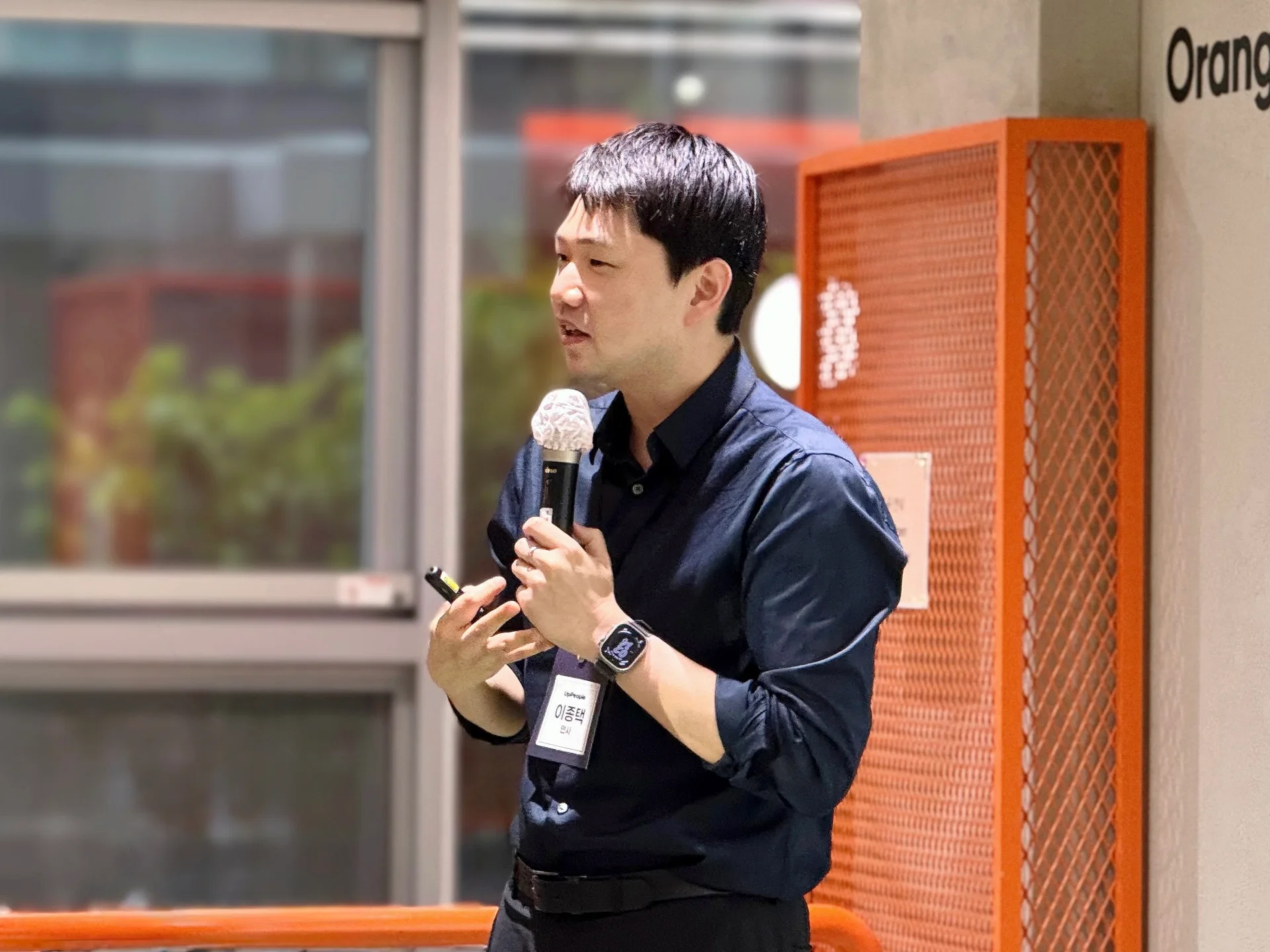 40FY 이종택 CSO가 단상에서 번아웃 리포트와 관련된 강연을 하고 있다.