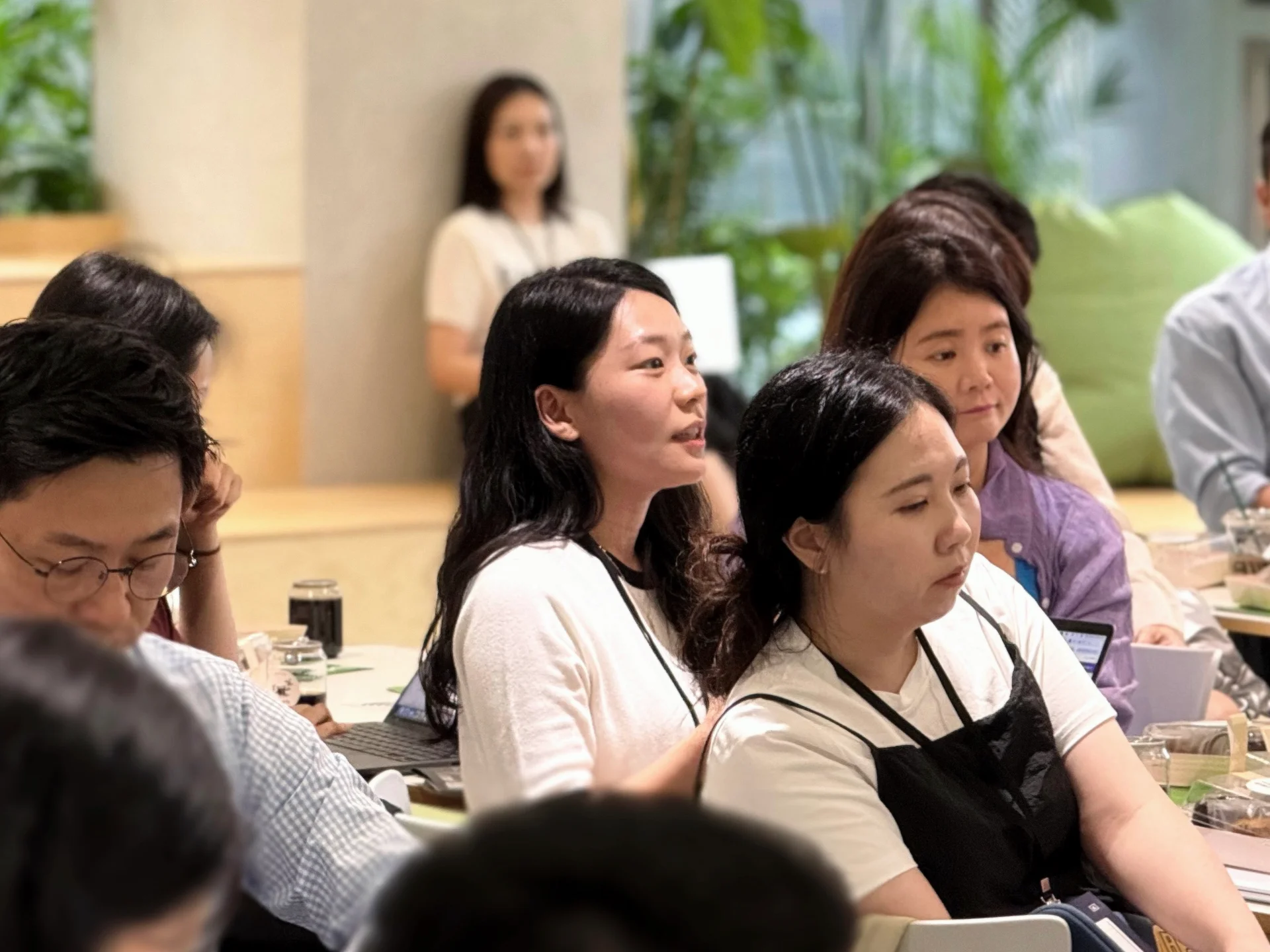 업피플 세미나 Q&A 현장에서 한 참석자가 연사들에게 질문을 하고 있다.