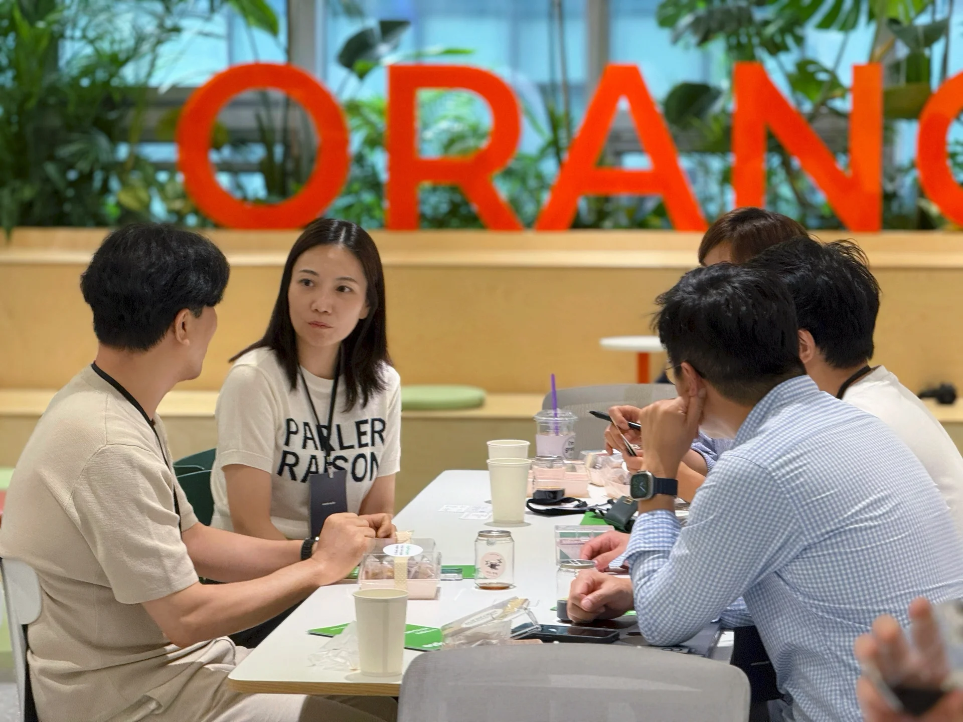 업피플 세미나의 네트워킹 세션에서 김지연 코치가 같은 조의 HR 담당자 및 리더들과 실무 관련 고민을 나누고 있다.