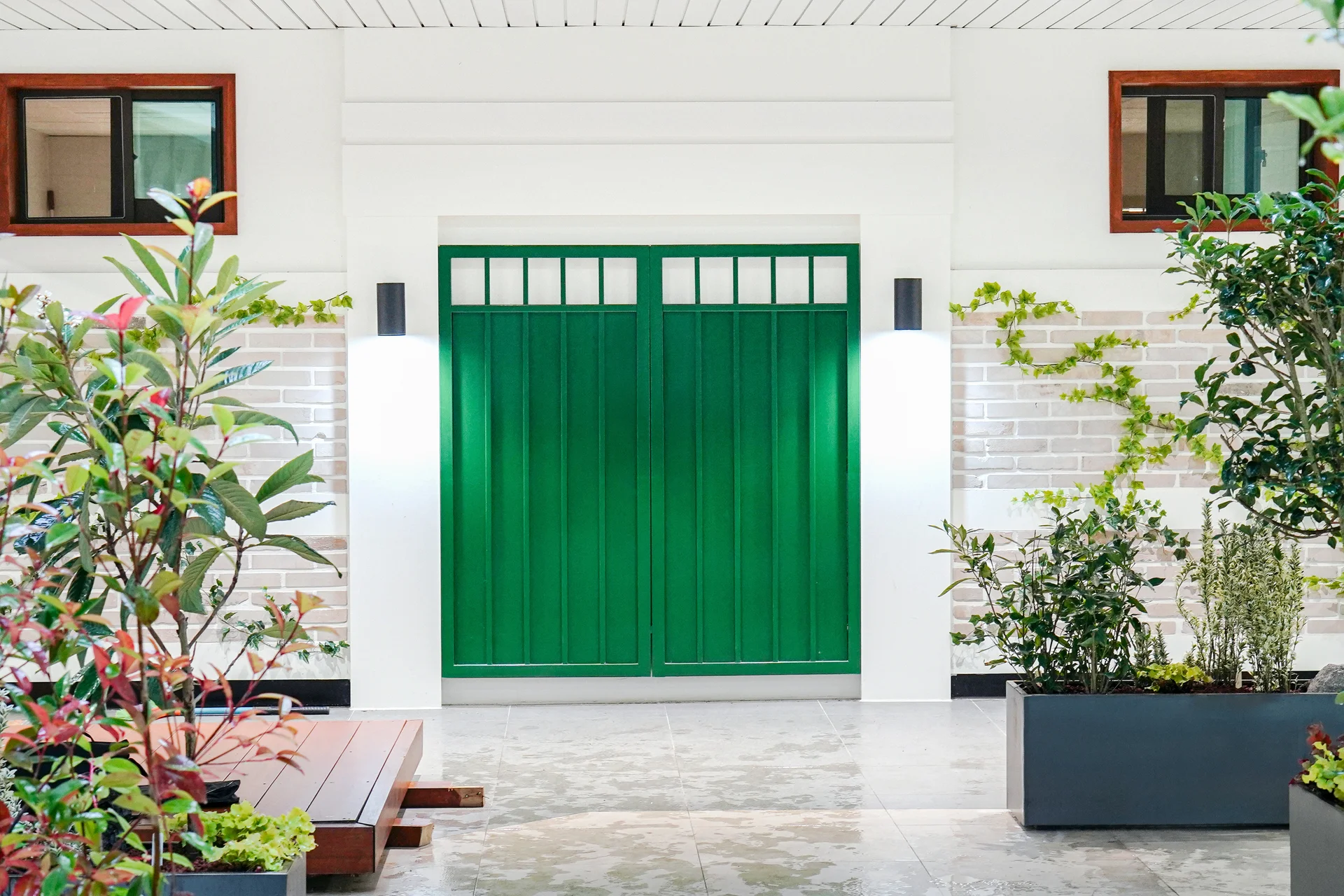 중정 대문 주변에 담쟁이 덩굴을 연출하였다