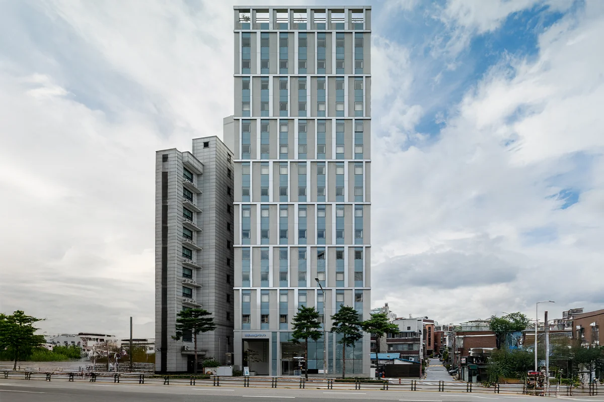 맹그로브 동대문 장기 숙박 건물 전경 – 세련된 고층 건물 외관으로, 동대문 중심에 위치한 코리빙·장기 체류 숙소. 입주자가 편리하게 생활과 업무를 함께 누릴 수 있는 맹그로브 대표 지점.