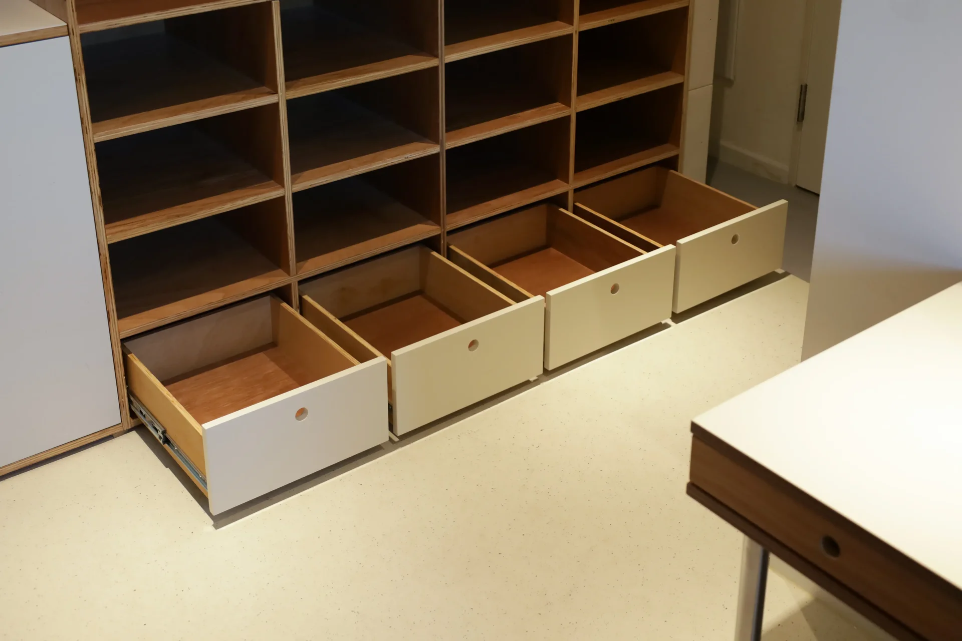 맹그로브 신설 장기 숙박 Twin Deluxe 룸 수납 공간 – 넉넉한 서랍형 수납장이 설치된 객실로, 장기 체류 고객이 옷과 개인 소지품을 편리하게 정리·보관할 수 있는 코리빙 맞춤형 인테리어.