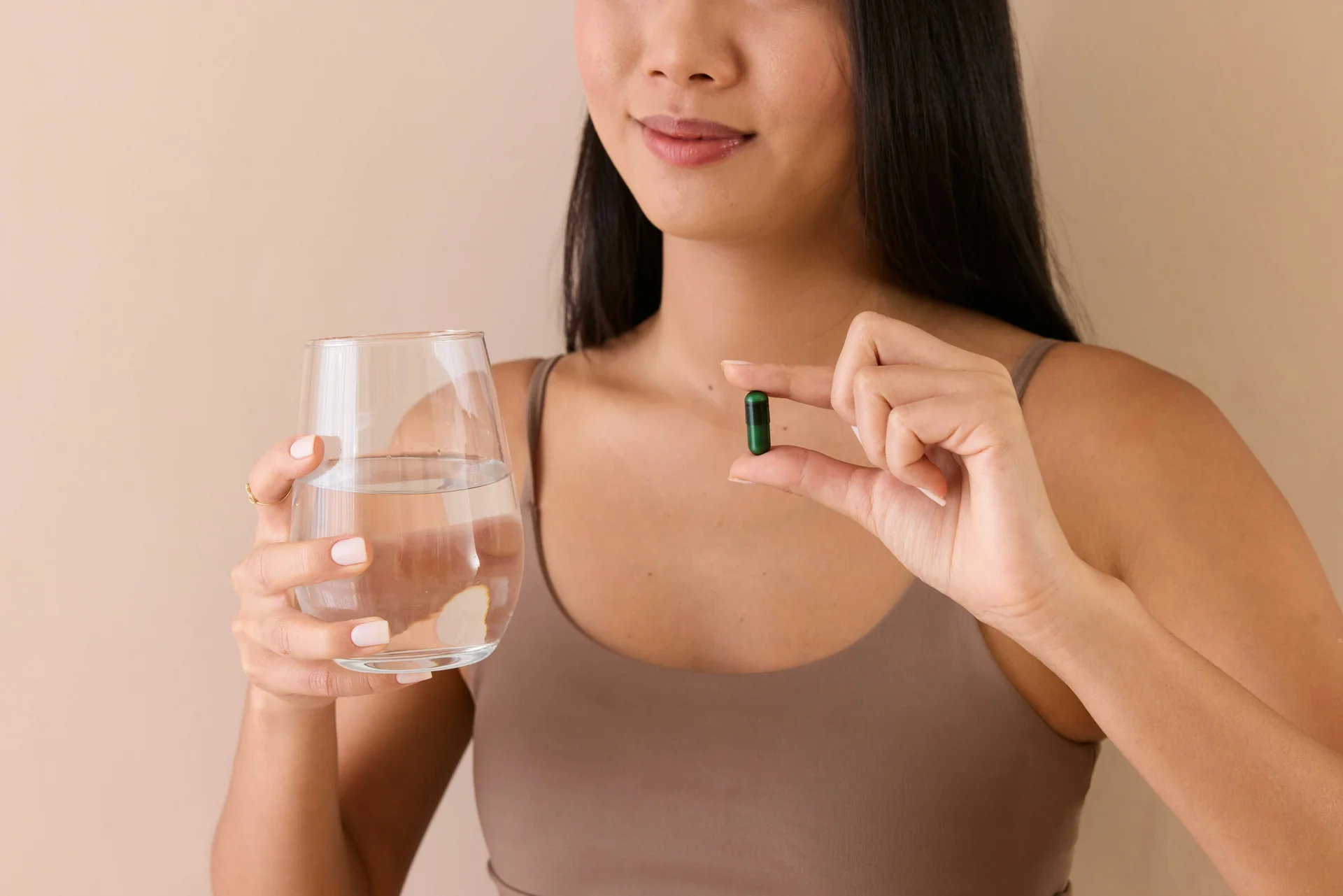 수면 영양제 복용 준비, 물 한 잔 들고 있는 여성